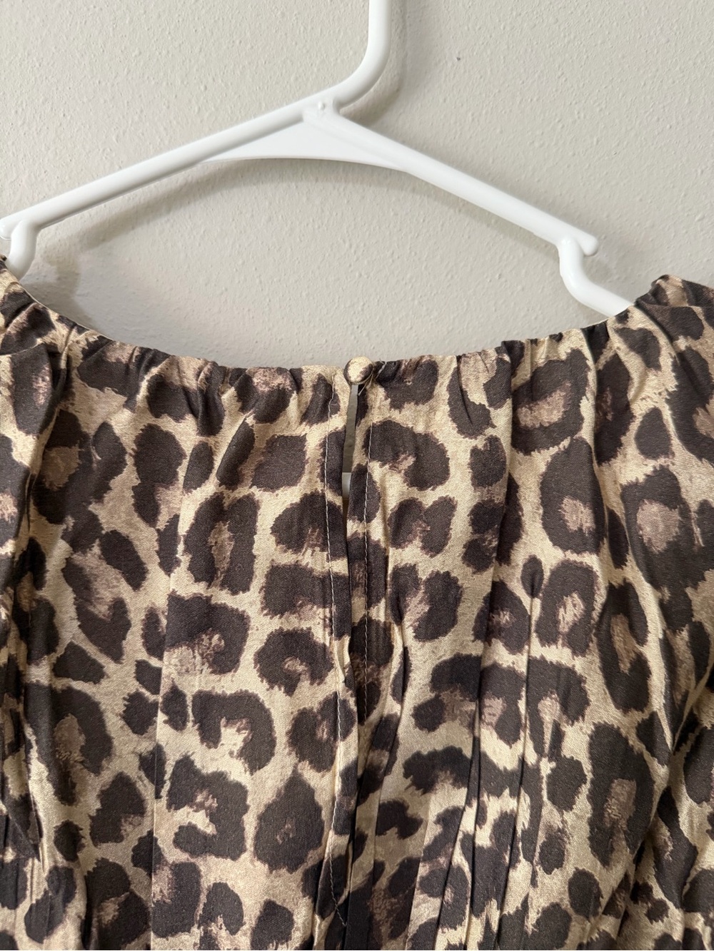 Joie NWT Leopard Print Puff Sleeve Smocked Waist Blouse Top Medium - Picture 10 of 10